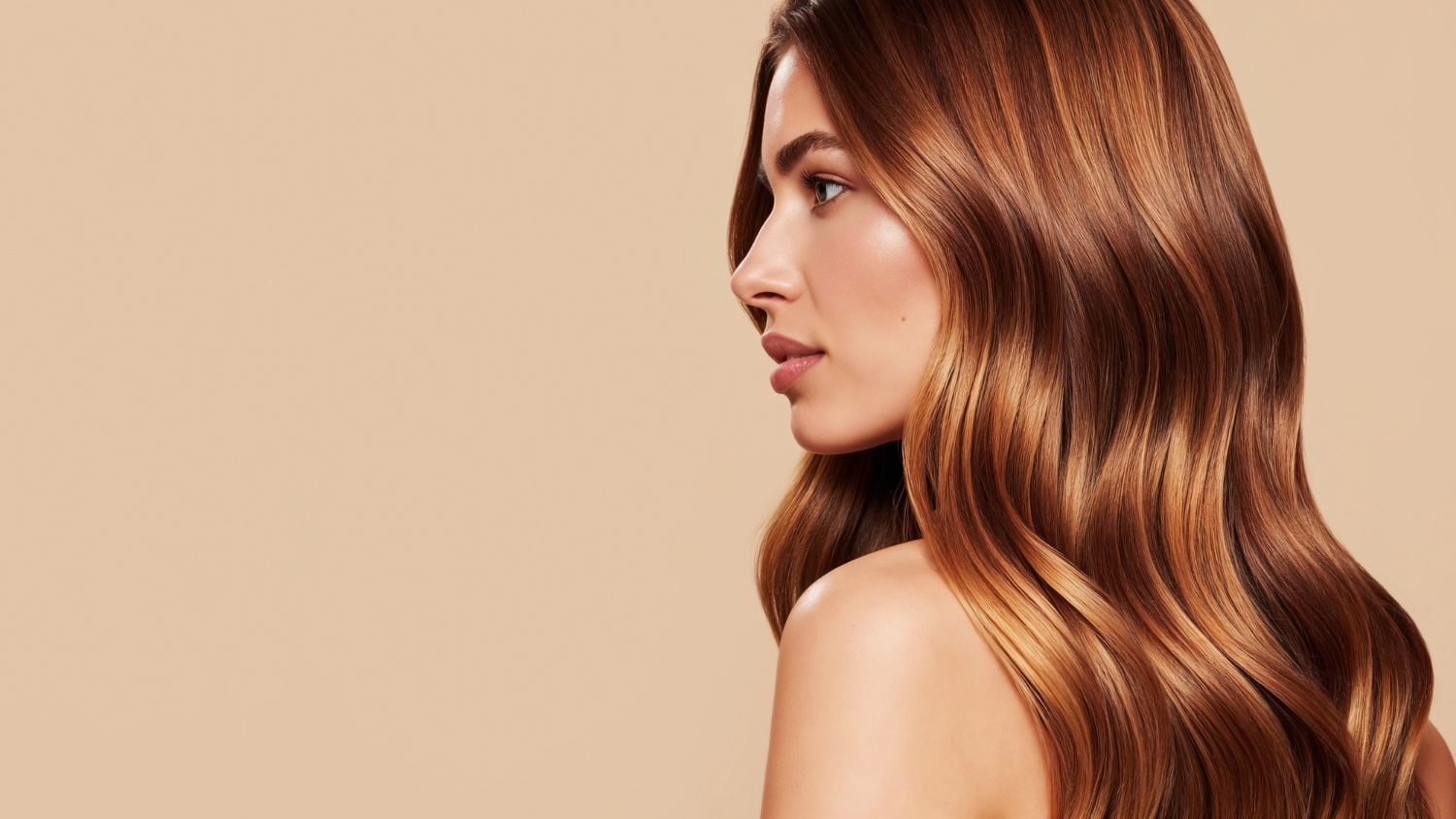 stunning-woman-with-long-blond-hair Peluquería en Pamplona, mujer bella de cabello rubio