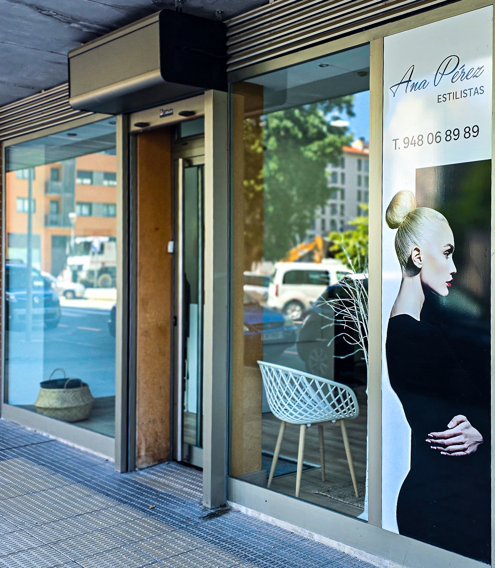 peluqueria-en-pamplona-ana-perez-estilista-fachada-puerta-principal-vertical Fachada de la peluquería en Pamplona de Ana Pérez, estilista.